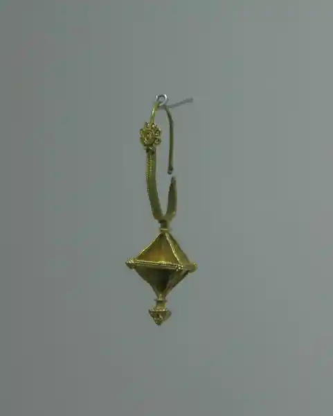 Items of goldsmithery are imported, gold 3D cross pendant